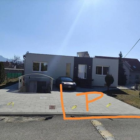 Slnecny Apartmanovy Dom Oszlány Kültér fotó
